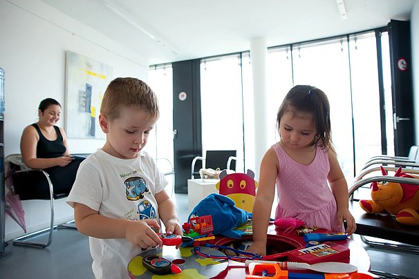 SpielendeKinderWartezimmer-1920w.jpg 